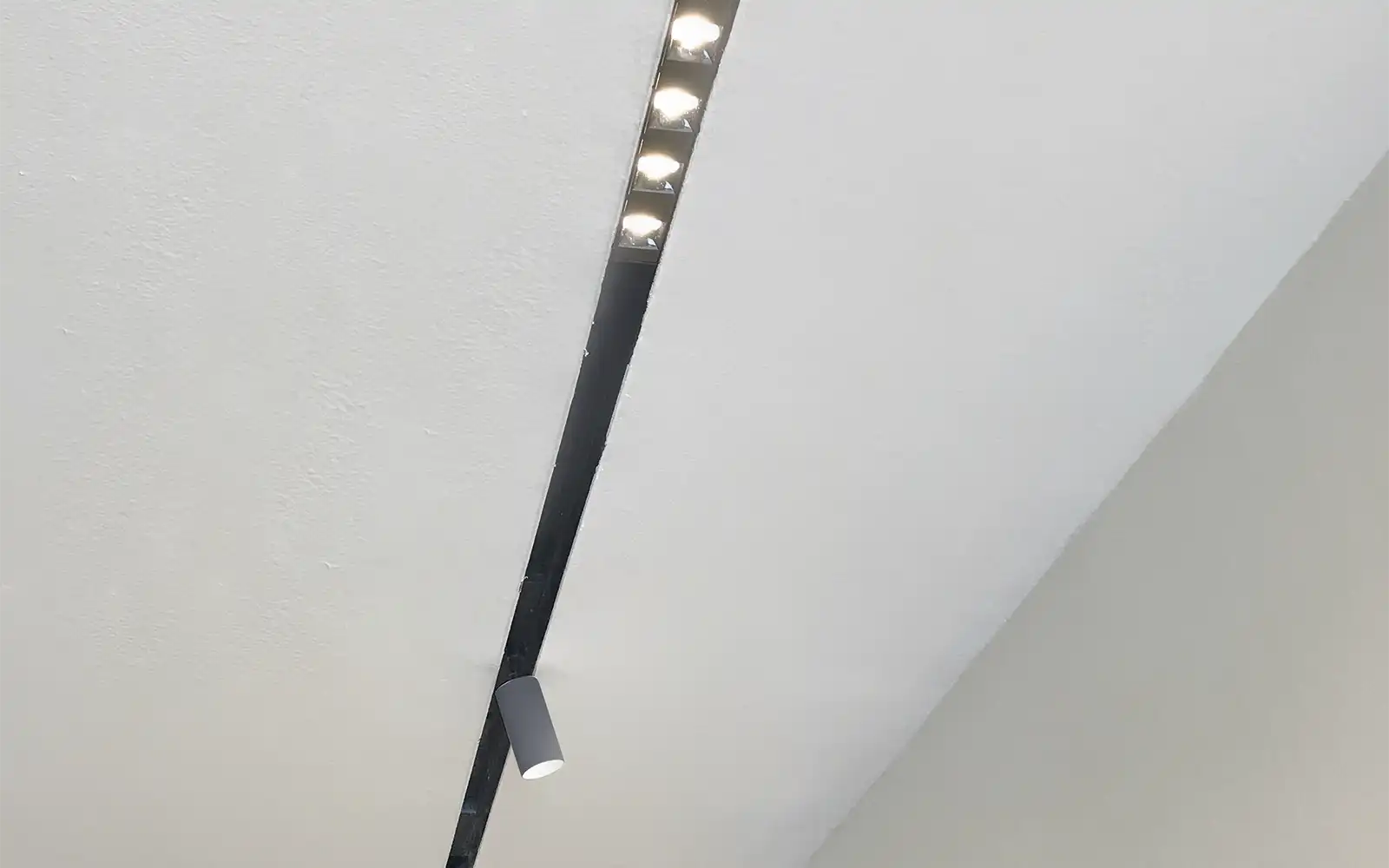 ISOLED Track48 Einbauschiene, schwarz, 200cm, 4-polig, inkl. Endkappen und Schutzcover - 2