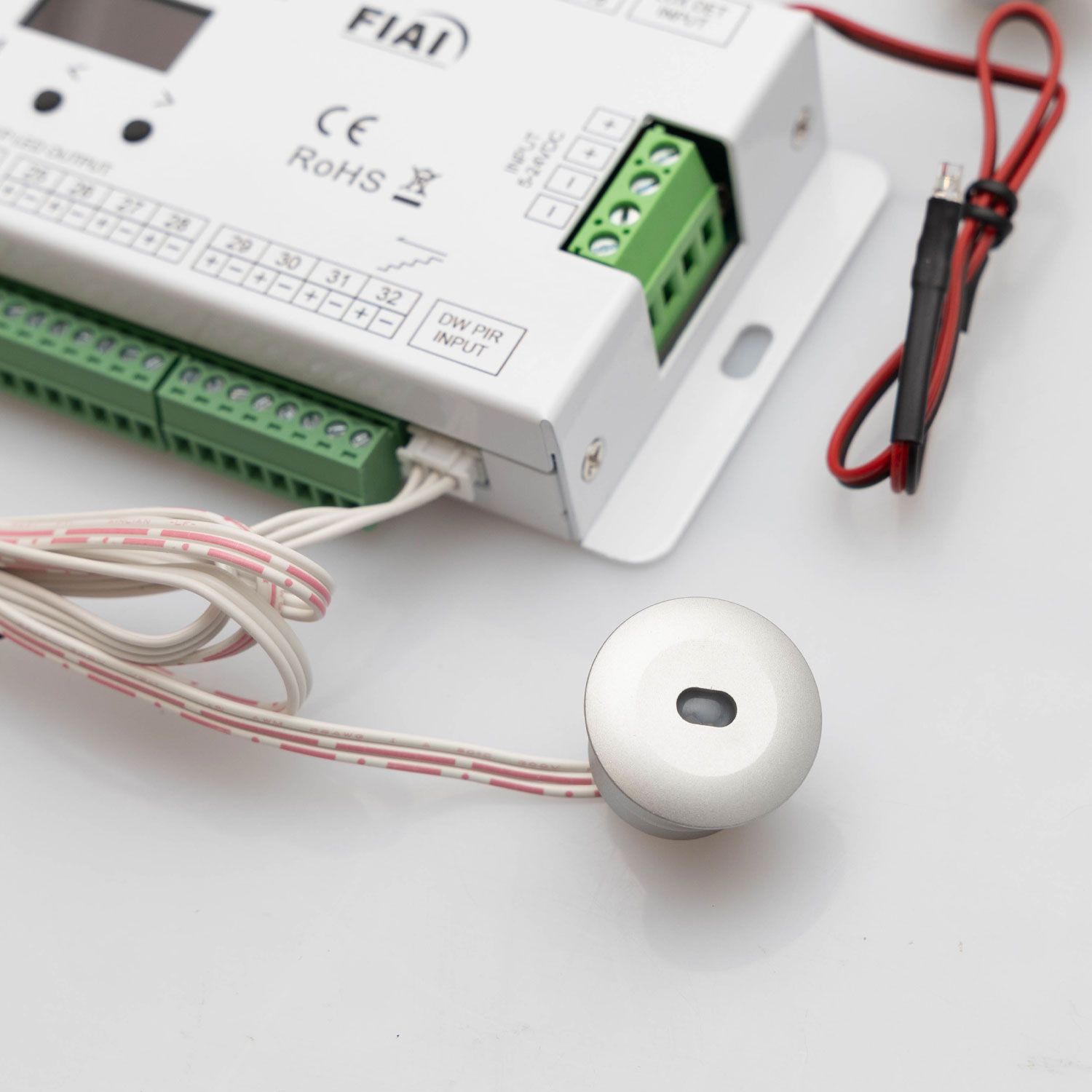 ISOLED Treppen-Effekt PWM-Dimmer 5-24V DC, 32x1A + SPI-Output, 2 PIR Sensor + 2 Push-Tast Eingänge - 4