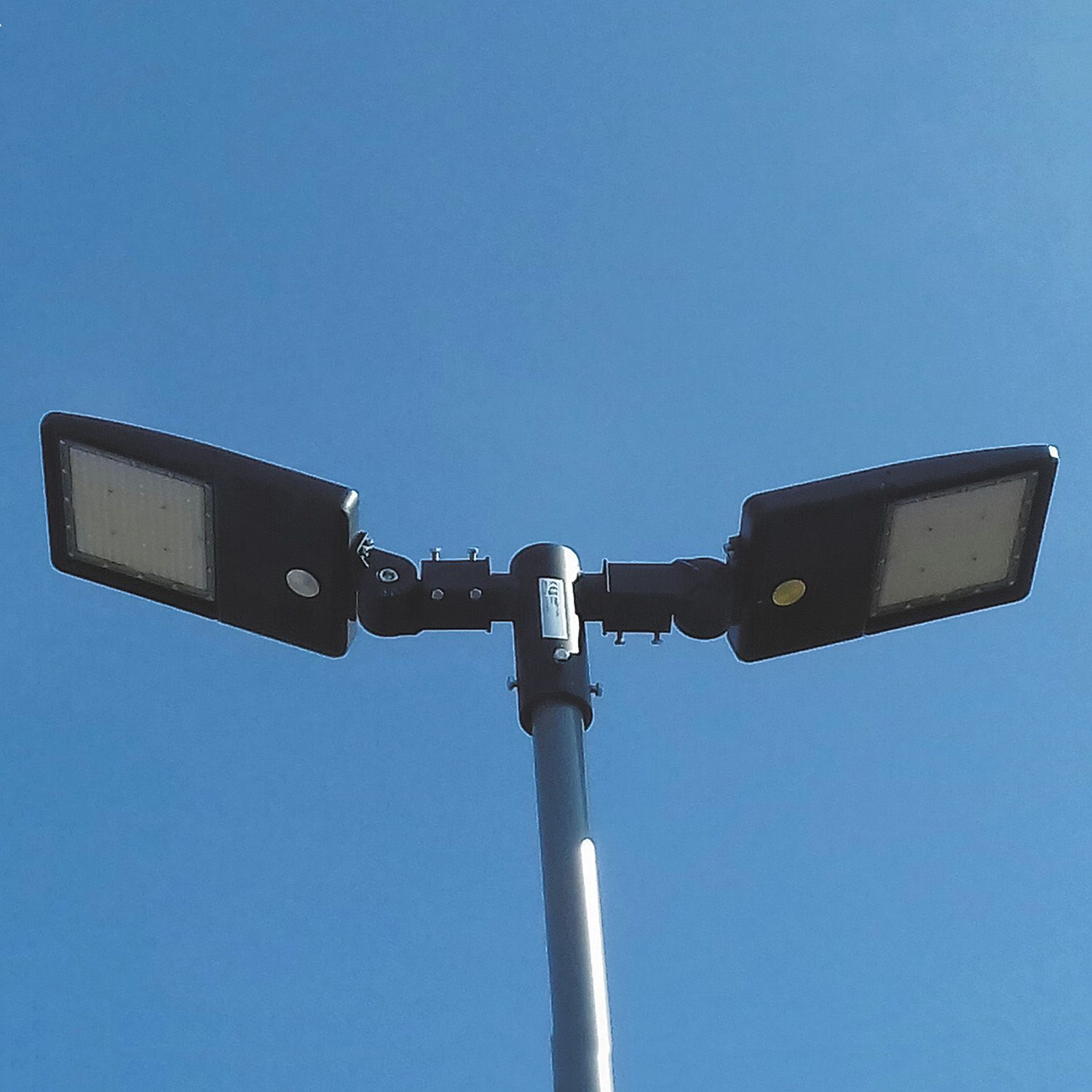 ISOLED LED Street Light HE115, 4000K, 1-10V dimmbar mit Tageslicht- und Bewegungssteuerung, Winkel Typ III - 2