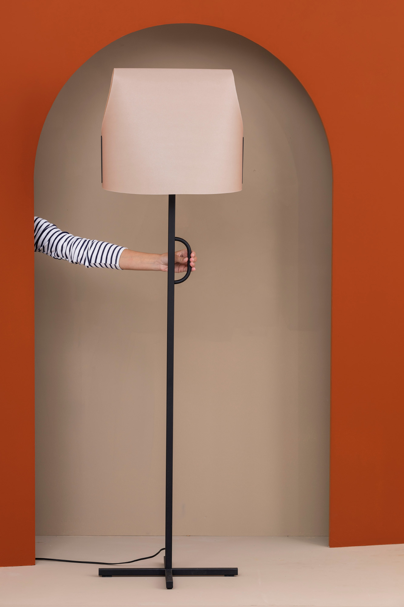 Faro LUANG Stehlampe für das Wohnzimmer, schwarz/camel - 4