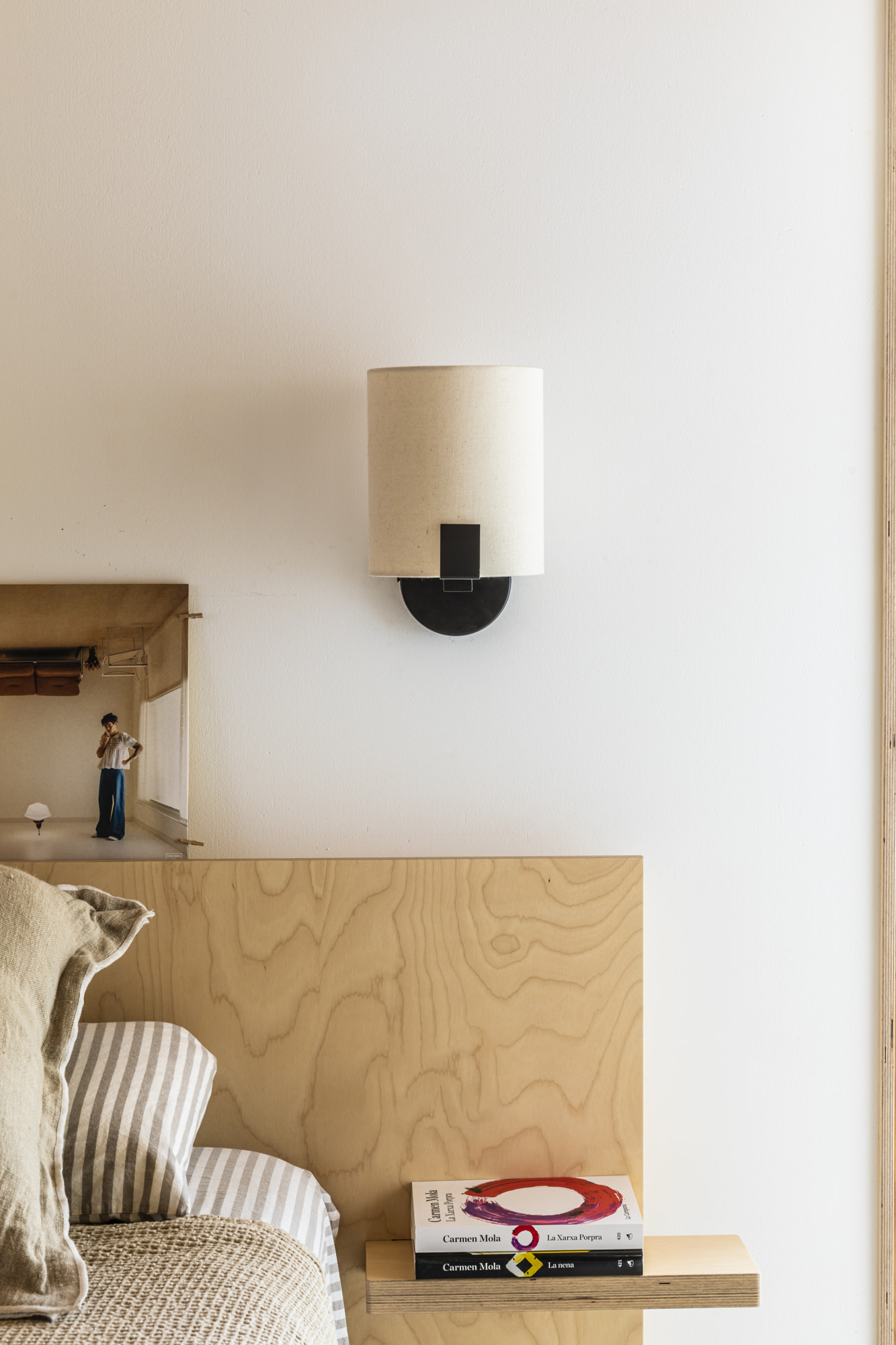 Faro NILA Schwarz-weiße Wandleuchte mit Leselampe - Produktbild 3