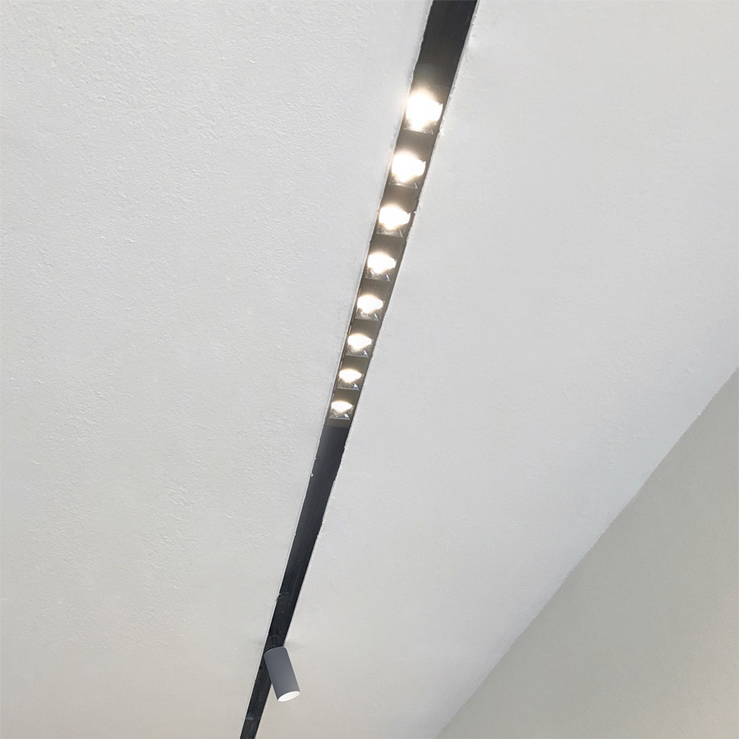 ISOLED Track48 Rasterleuchte 22cm schwarz, 12W, 36°, UGR