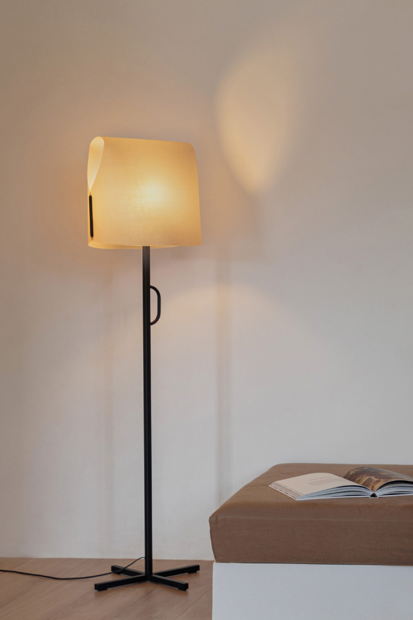 Faro LUANG Stehlampe für das Wohnzimmer, schwarz/camel - 2