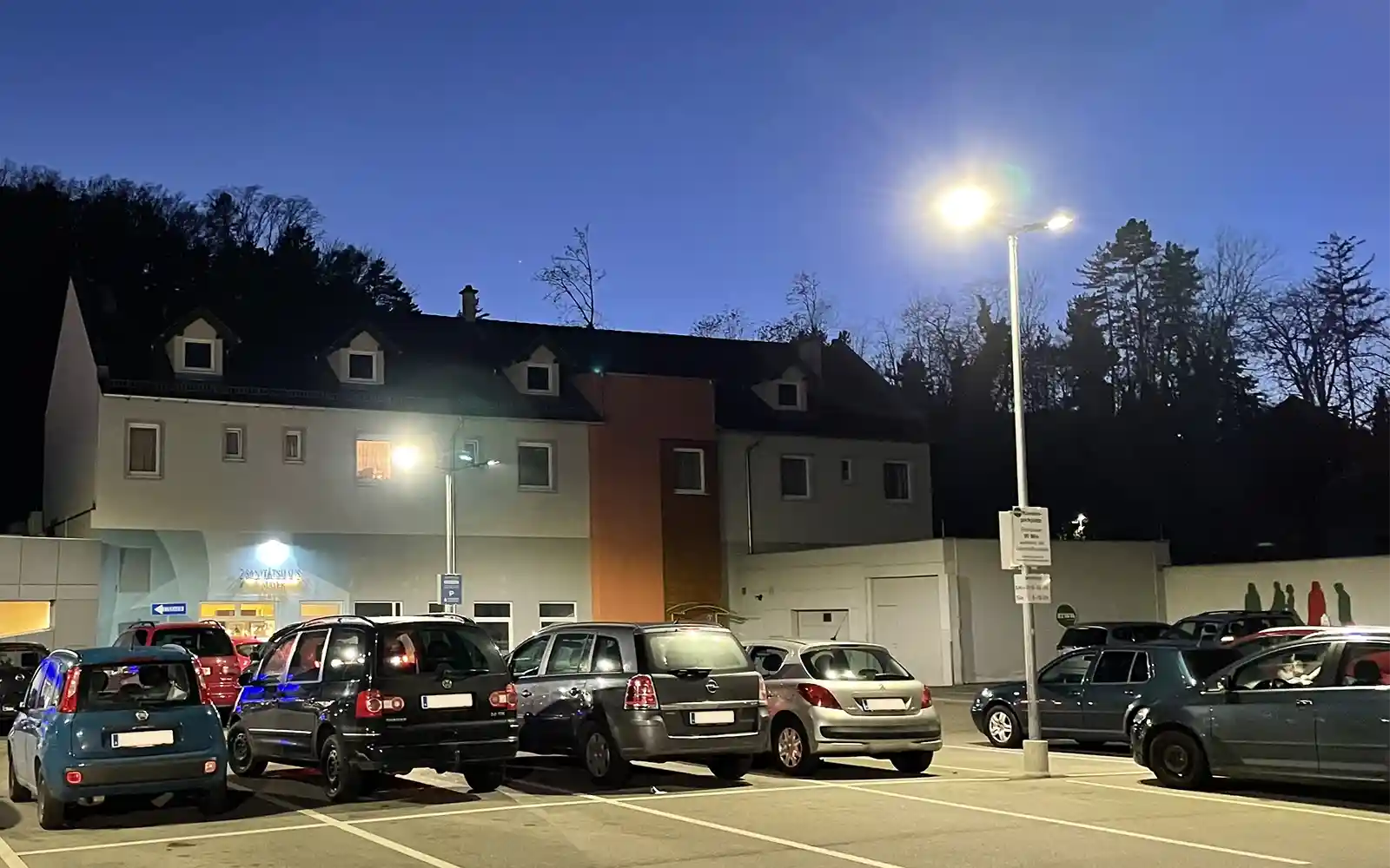 ISOLED LED Street Light HE75, 3000K, 1-10V dimmbar mit Tageslicht- und Bewegungssteuerung, Winkel Typ III - 2