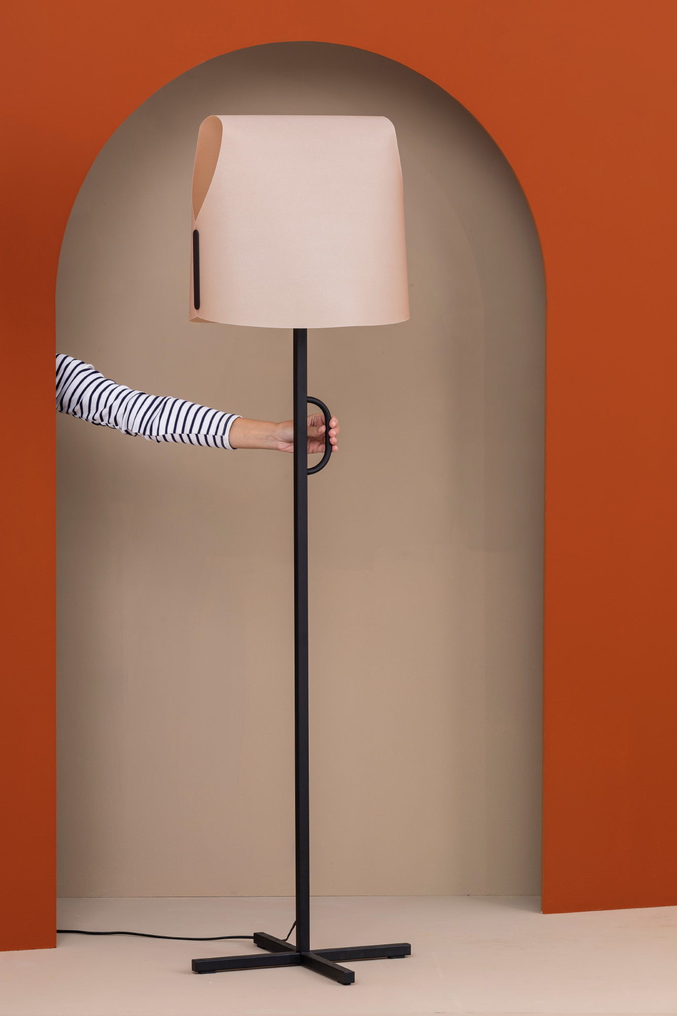 Faro LUANG Stehlampe für das Wohnzimmer, schwarz/camel - 5
