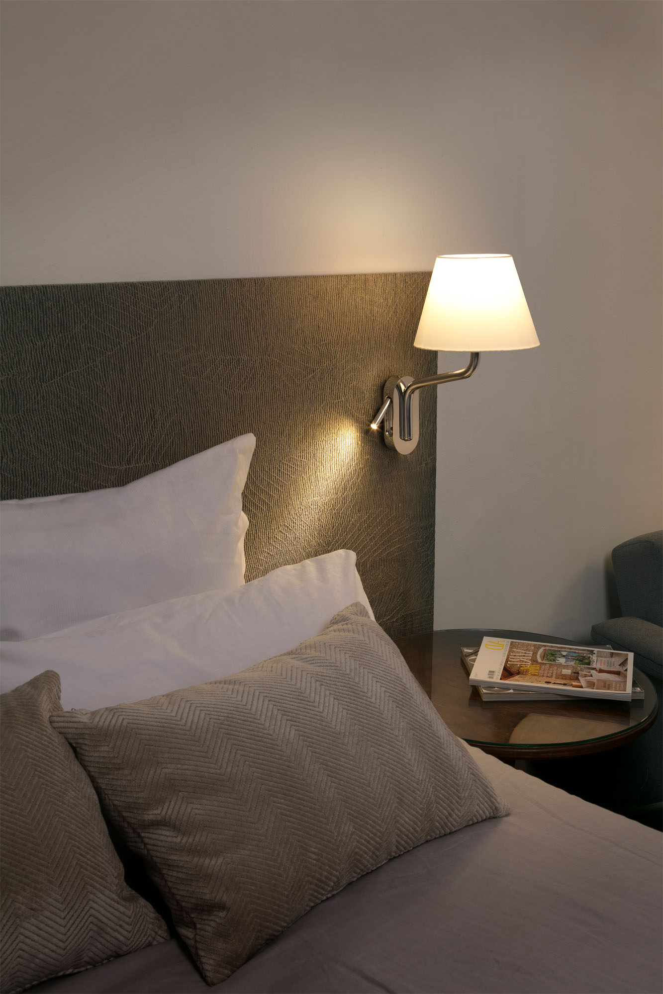 Faro ETERNA Wandleuchte mit rechtsseitigem Chrom/Beige-Leser - Produktbild 2